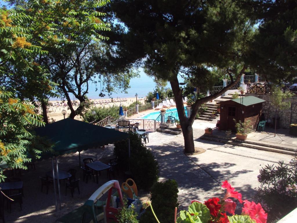 Hotel Piccolo Paradiso Di Роди Гарганико Екстериор снимка