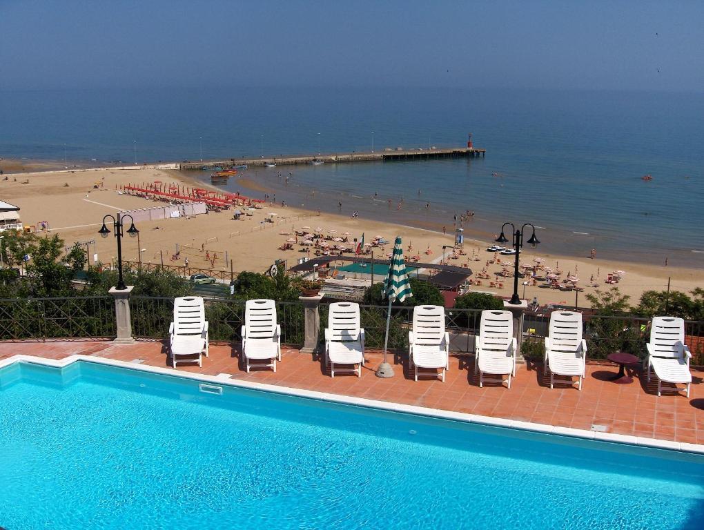 Hotel Piccolo Paradiso Di Роди Гарганико Екстериор снимка